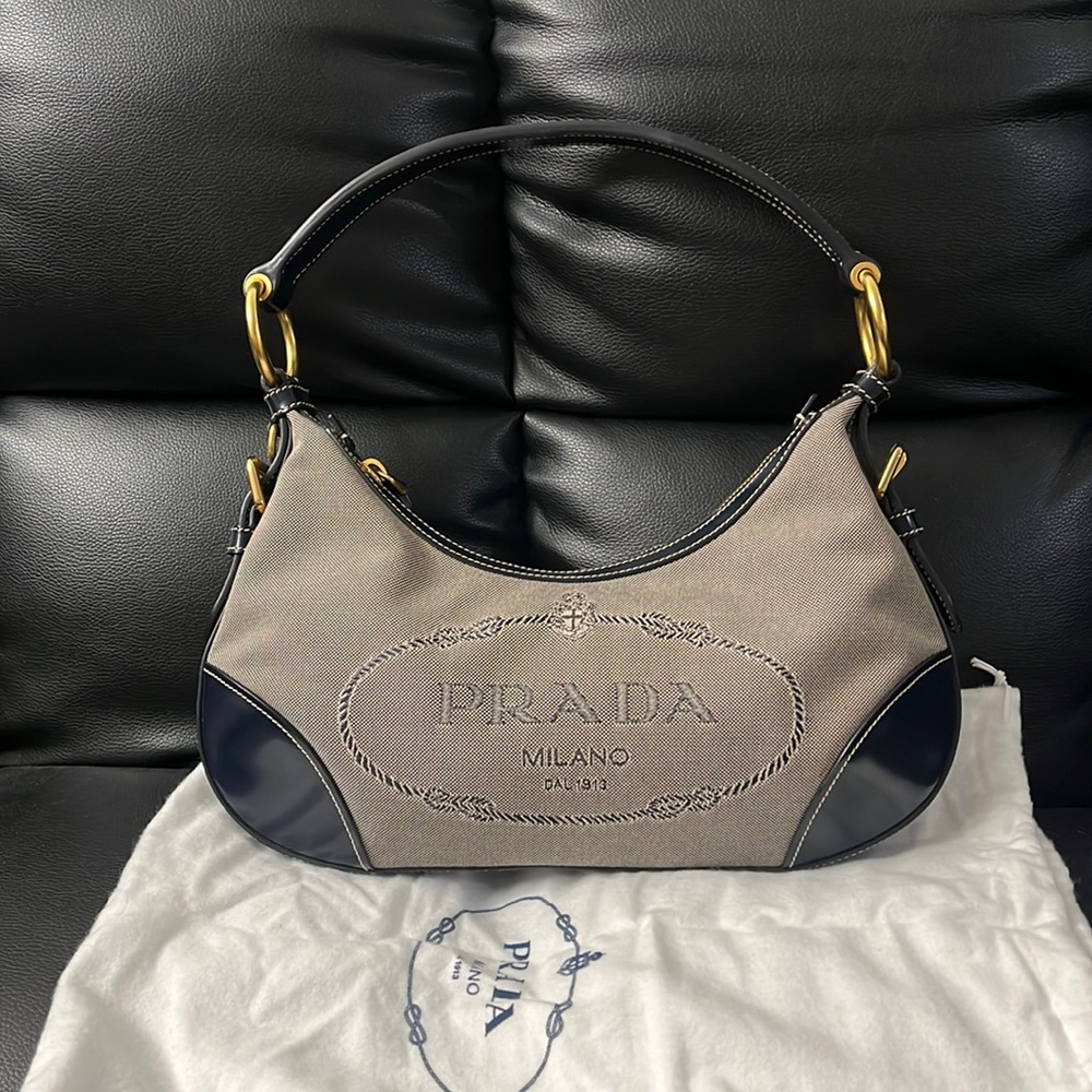💯 like new authentic Prada bag come with duster